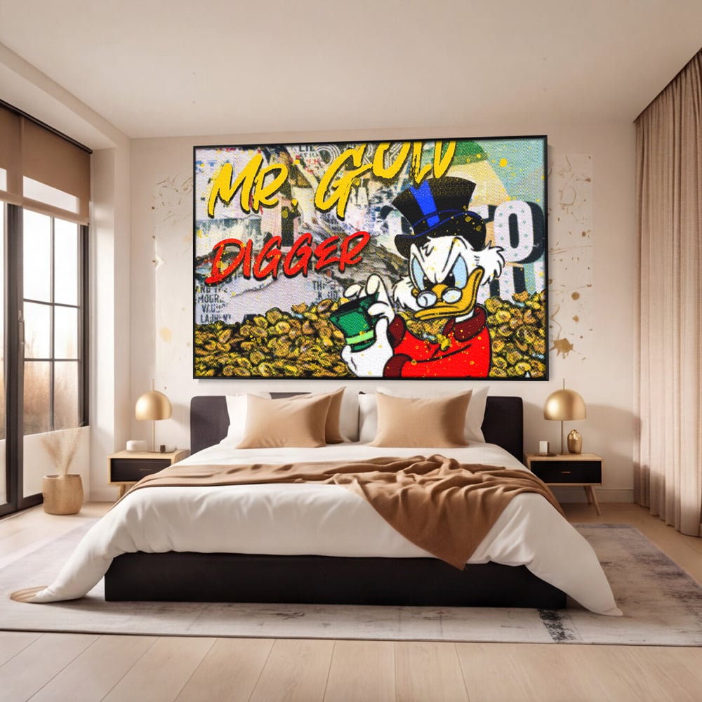 Tablou canvas cu tablou canvas cu scrooge mcduck si bani, in rama de aluminiu negru, pe perete intr-un dormitor